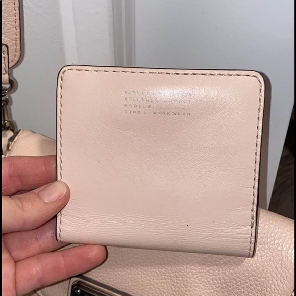 Small Marc Jacobs pink crossbody leather messenger style purse. - Picture 4 of 6